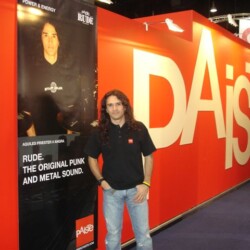 Aquiles No Estande Da Paiste